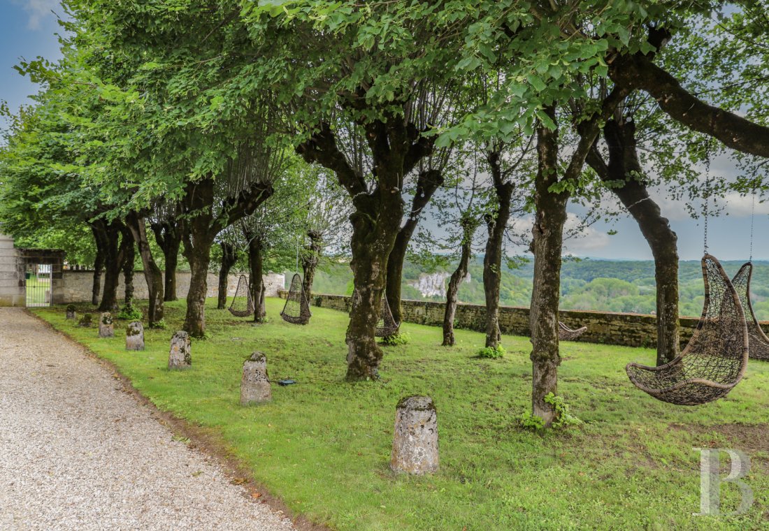 En Bourgogne, non loin de Vézelay, un château en bord de falaise surplombant l’Yonne - photo  n°42